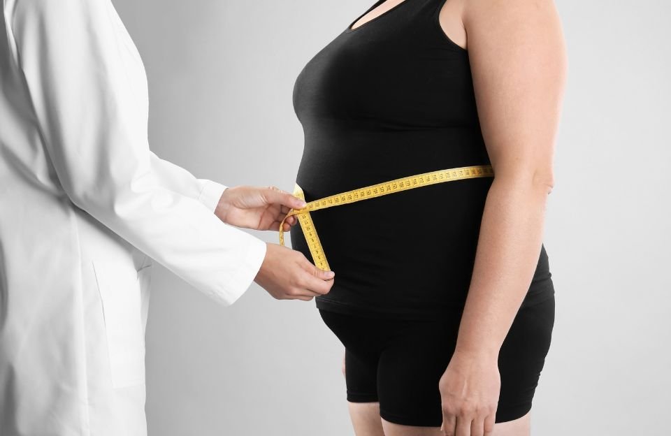 Comparación entre Ozempic y el control de carbohidratos: inyección médica frente a un plato de comida saludable con vegetales, aguacate y pollo. Concepto de nutrición práctica y alternativas para mejorar la salud.