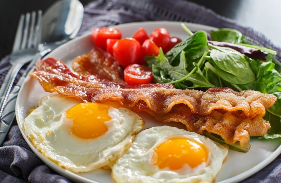 Comparación entre Ozempic y el control de carbohidratos: inyección médica frente a un plato de comida saludable con vegetales, aguacate y pollo. Concepto de nutrición práctica y alternativas para mejorar la salud.